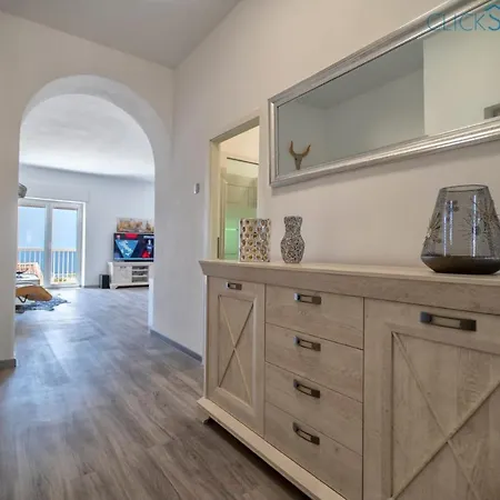 Daire Tudor Flat Sea View With Wifi Unlimited, Next To The Sea