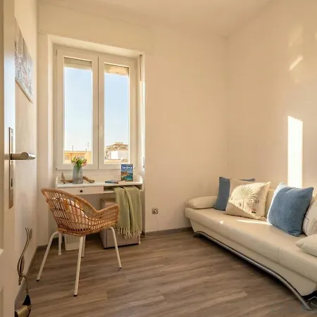 شقة Tudor Flat Sea View With Parking, Wifi, Terrace, Close To The Sea