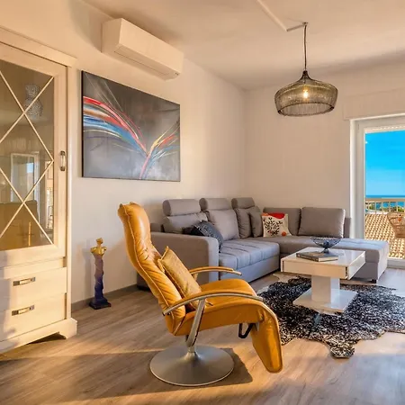 Tudor Flat Sea View With Parking, Wifi, Terrace, Close To The Sea شقة