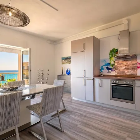 Tudor Flat Sea View With Parking, Wifi, Terrace, Close To The Sea شقة