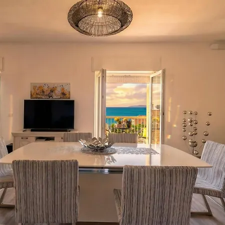 Tudor Flat Sea View With Parking, Wifi, Terrace, Close To The Sea